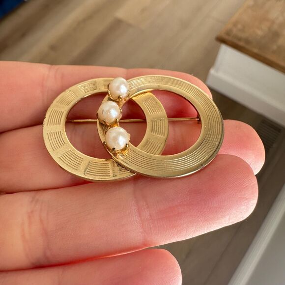 Vintage Double Ring Gold Tone Pearl Brooch Pin - Picture 2 of 5
